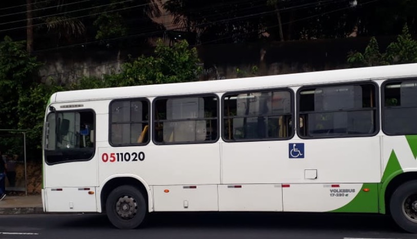 Ônibus 'prega' e motoristas sofrem com congestionamento gigante em avenida de Manaus