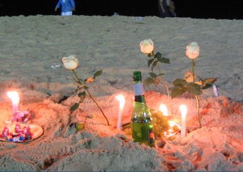 Mulher é encontrada morta ao lado de uma oferenda de macumba 