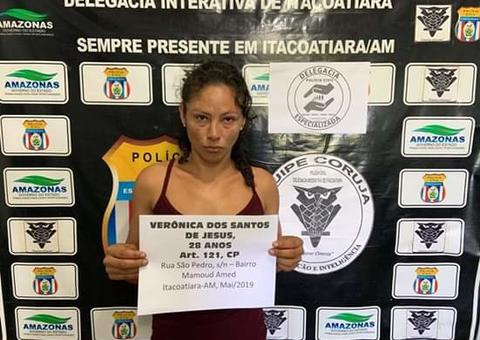 Suspeita de cravar faca no peito de feirante durante discussão é presa em Manaus