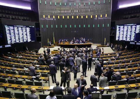 Após acordo, Câmara derruba proposta que limitaria poderes de auditores da Receita