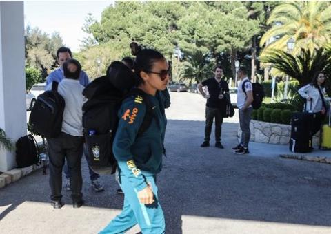 Seleção feminina chega a Portugal, onde treina para Copa da França