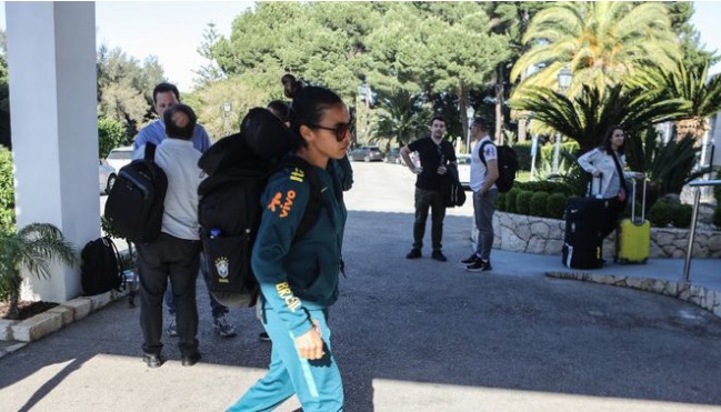 Seleção feminina chega a Portugal, onde treina para Copa da França