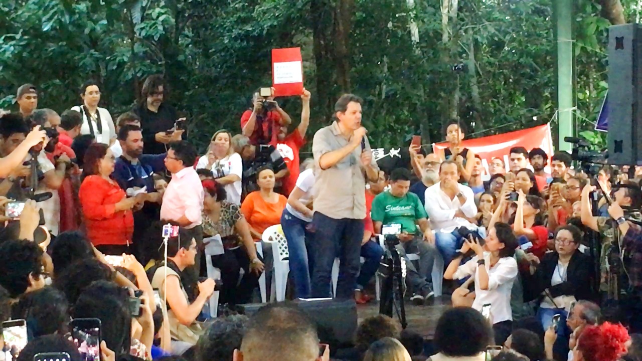 'Os estudantes vão pra rua para dar uma lição no presidente', diz Haddad durante palestra em Manaus