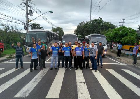 Motoristas do Transporte Especial paralisam trânsito em rotatória de Manaus