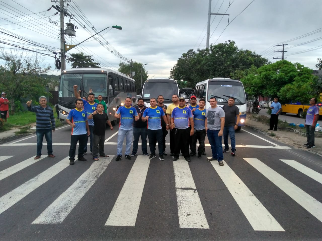 Motoristas do Transporte Especial paralisam trânsito em rotatória de Manaus