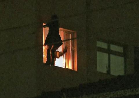 Mãe que atirou criança pela janela de apartamento pediu para vê-la em hospital