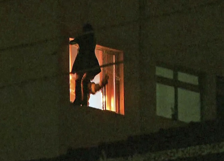 Mãe que atirou criança pela janela de apartamento pediu para vê-la em hospital