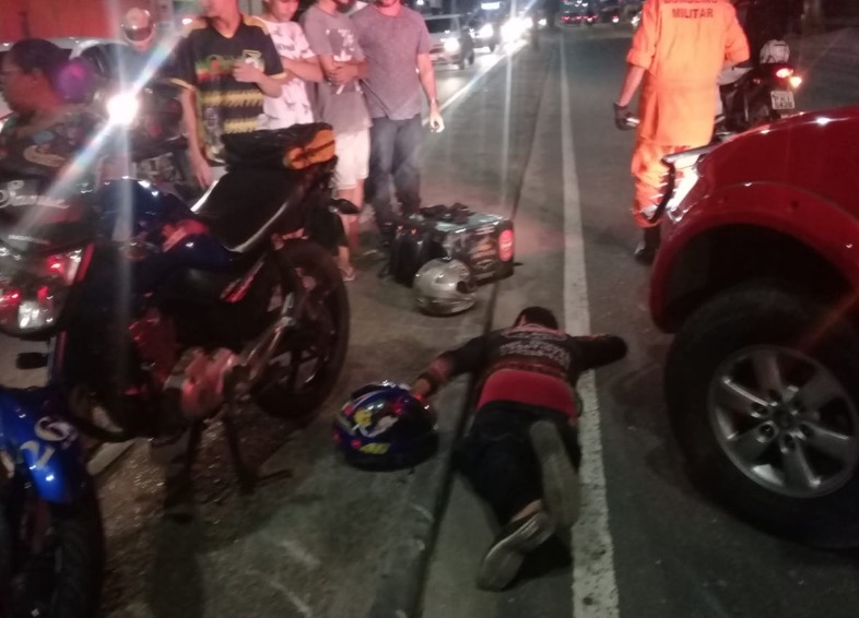 A caminho de incêndio, viatura dos bombeiros e motocicleta colidem em Manaus