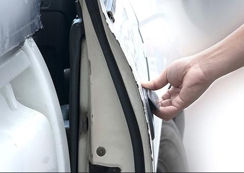 Recém-nascido fica preso em carro após vento forte bater a porta com a chave dentro