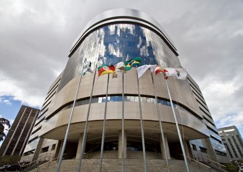 Tribunal da Lava Jato bloqueia R$ 2 bi do MDB e R$ 800 mi do PSB