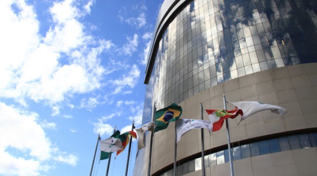 Tribunal da Lava Jato bloqueia R$ 2 bi do MDB e R$ 800 mi do PSB