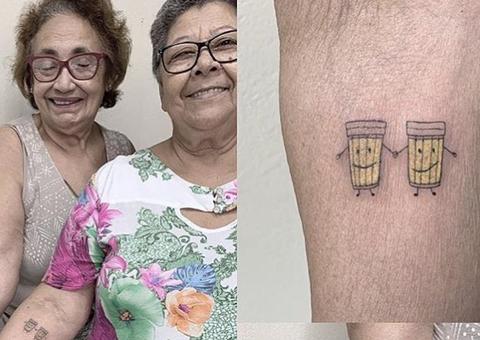 Idosas celebram 30 anos de amizade com tatuagem de copos de cerveja