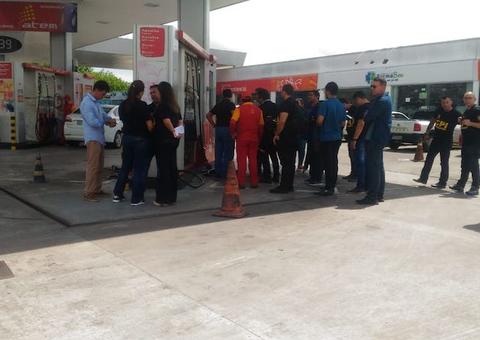 Fiscalização em postos flagra irregularidades em preço e lacre de bomba