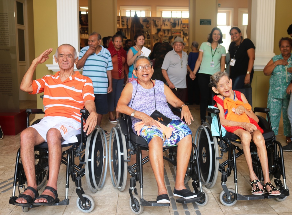 Idosos residentes da Fundação Doutor Thomas participam de passeio turístico