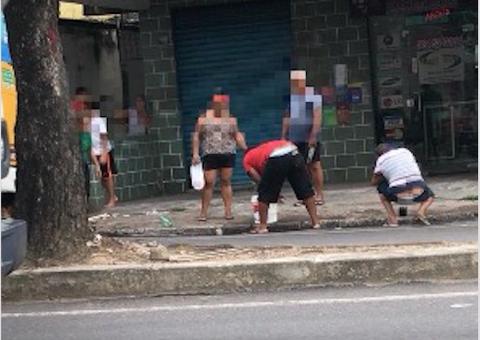 Populares usam panela para saquear diesel após ônibus pregar em Manaus; veja vídeo 