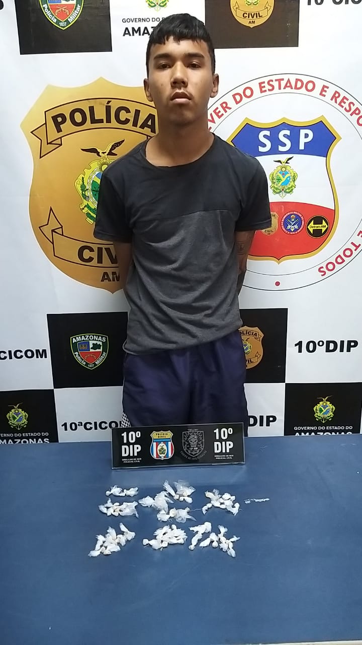 Jovem procurado por suspeita de homicídio é preso com 54 trouxinhas de cocaína em Manaus 