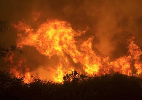 Incêndio em centro comercial na Índia mata 21 adolescentes