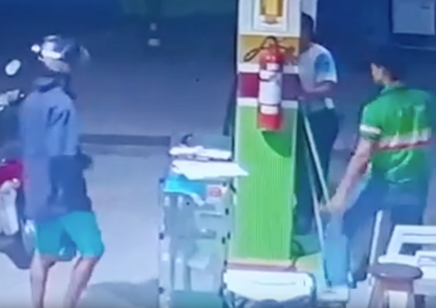  Câmeras de segurança flagram frentista reagindo a assalto no Amazonas 