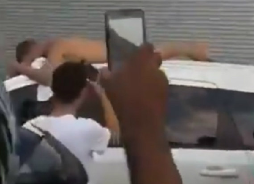 Homem fica pelado no teto de carro após esposa descobrir traição 