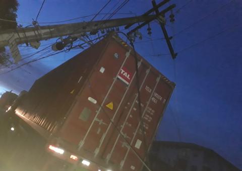 Carreta ‘esbarra' em fiação de poste e prejudica moradores em Manaus 