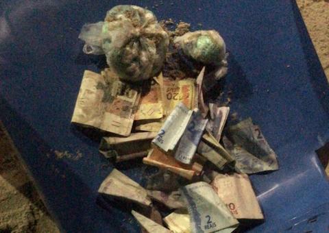 Casal é preso após cães acharem drogas enterradas embaixo de barraca na Ponta Negra