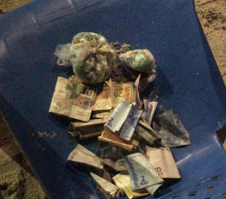 Casal é preso após cães acharem drogas enterradas embaixo de barraca na Ponta Negra