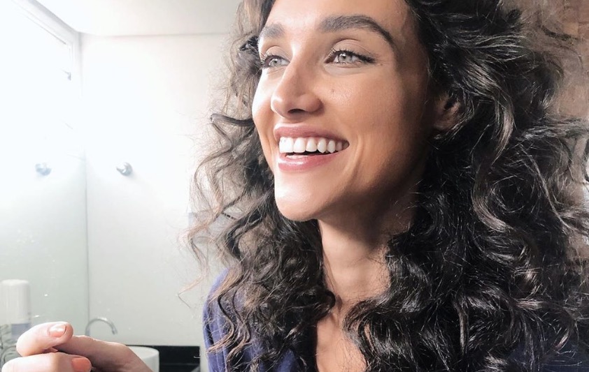 Após traição de José Loreto, Débora Nascimento é vista aos beijos com mulher