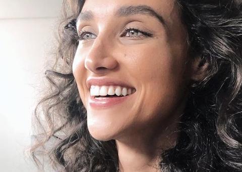 Após traição de José Loreto, Débora Nascimento é vista aos beijos com mulher