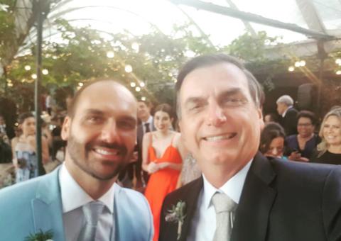 Com forte esquema de segurança, Bolsonaro vai ao casamento do filho Eduardo