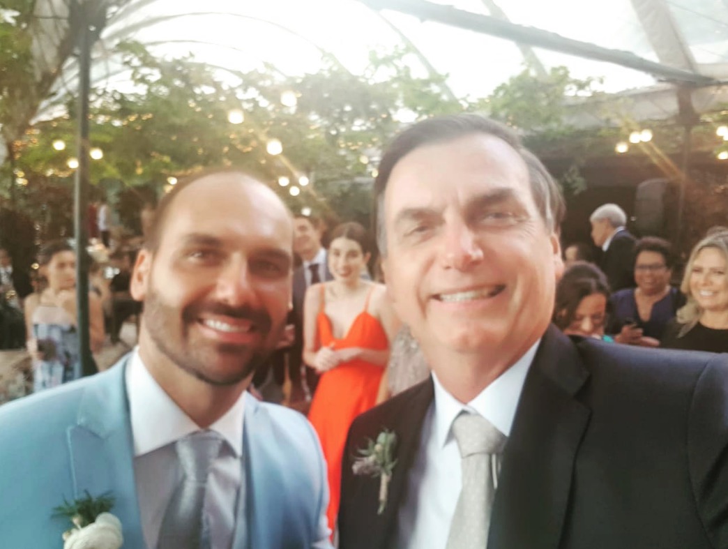 Com forte esquema de segurança, Bolsonaro vai ao casamento do filho Eduardo