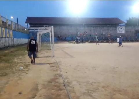 Vídeo: Homem é baleado e outro é esfaqueado durante partida de futebol em Manaus