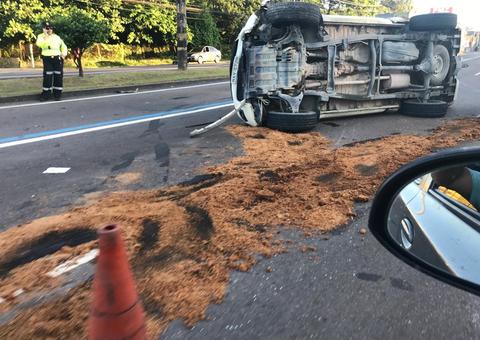 Em Manaus, colisão violenta entre carros interdita parte de avenida