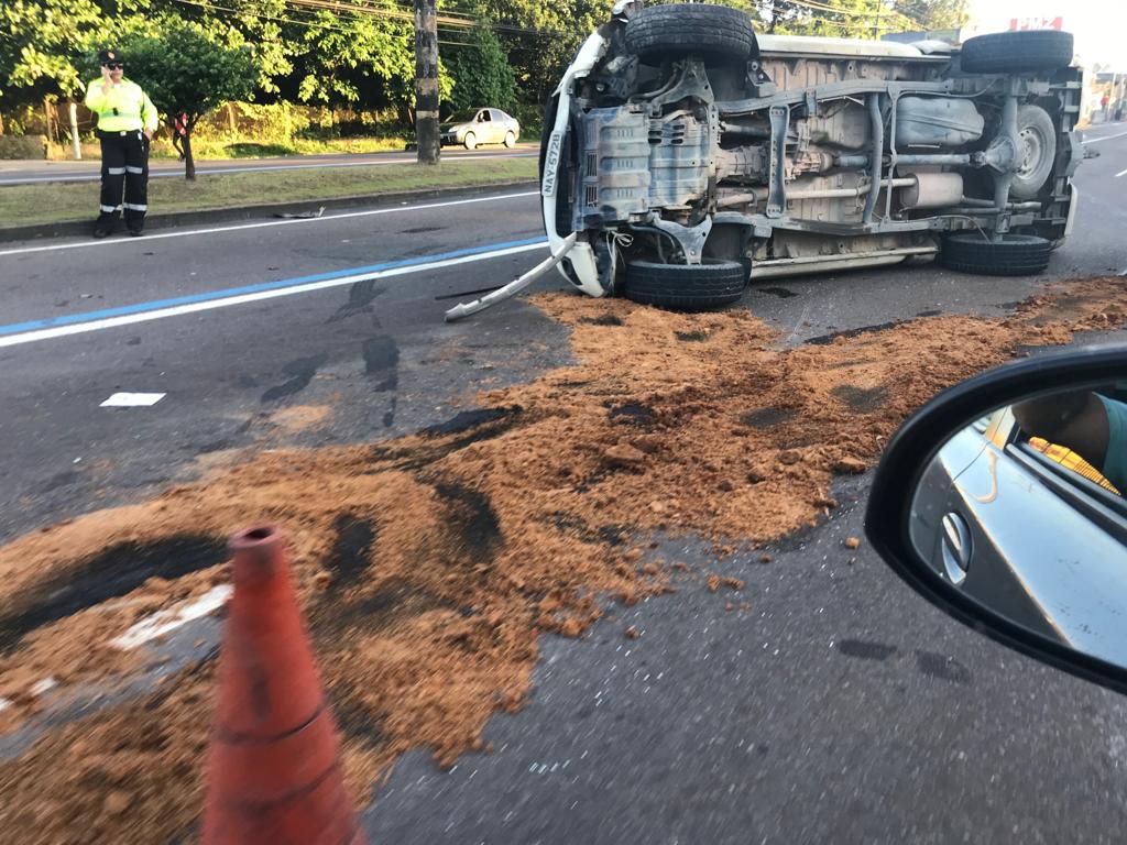 Em Manaus, colisão violenta entre carros interdita parte de avenida