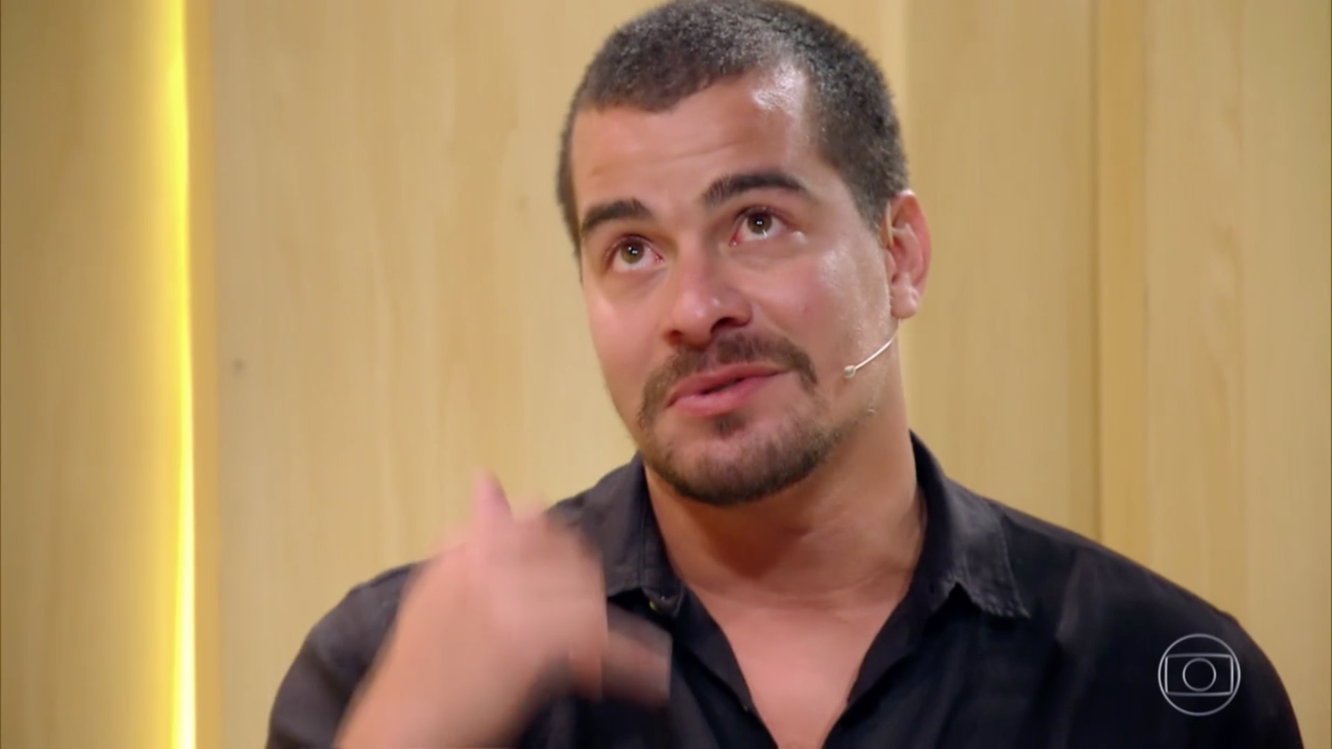 Thiago Martins cai no choro ao lembrar de tragédia na família