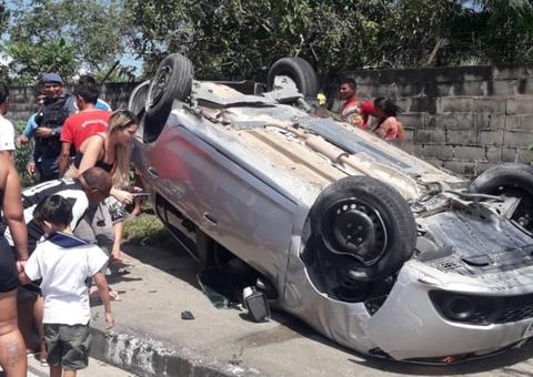 Carro capota após motorista desviar de outro veículo em avenida de Manaus