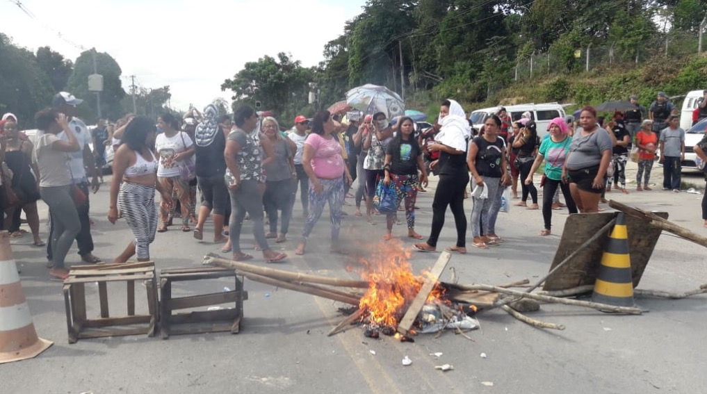 Desesperados, familiares de presos fazem manifestação após chacina no Compaj