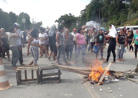 Desesperados, familiares de presos fazem manifestação após chacina no Compaj