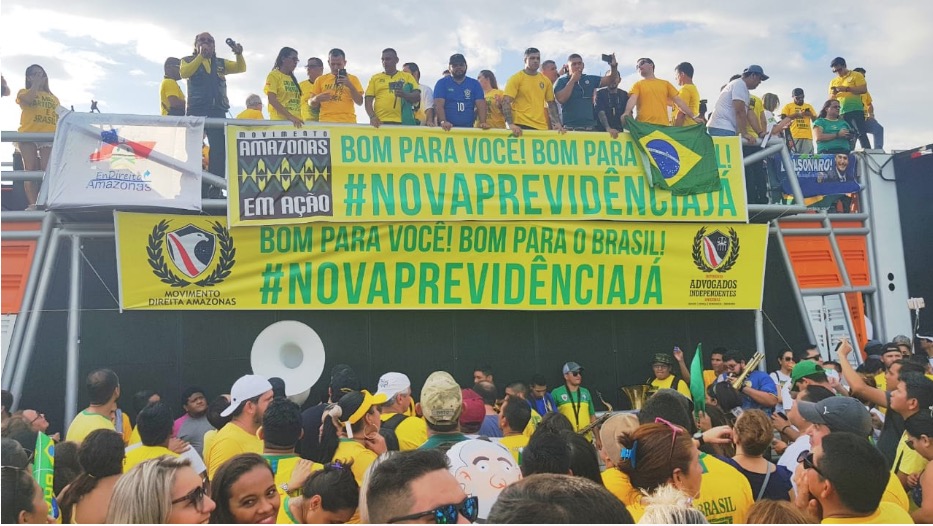 Apoiadores de Bolsonaro realizam manifestação na Ponta Negra