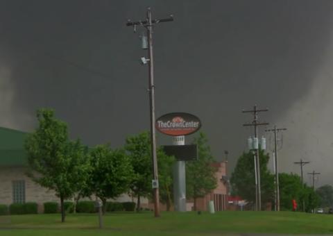 Tornado destrói comunidade em Oklahoma e mata pelo menos duas pessoas