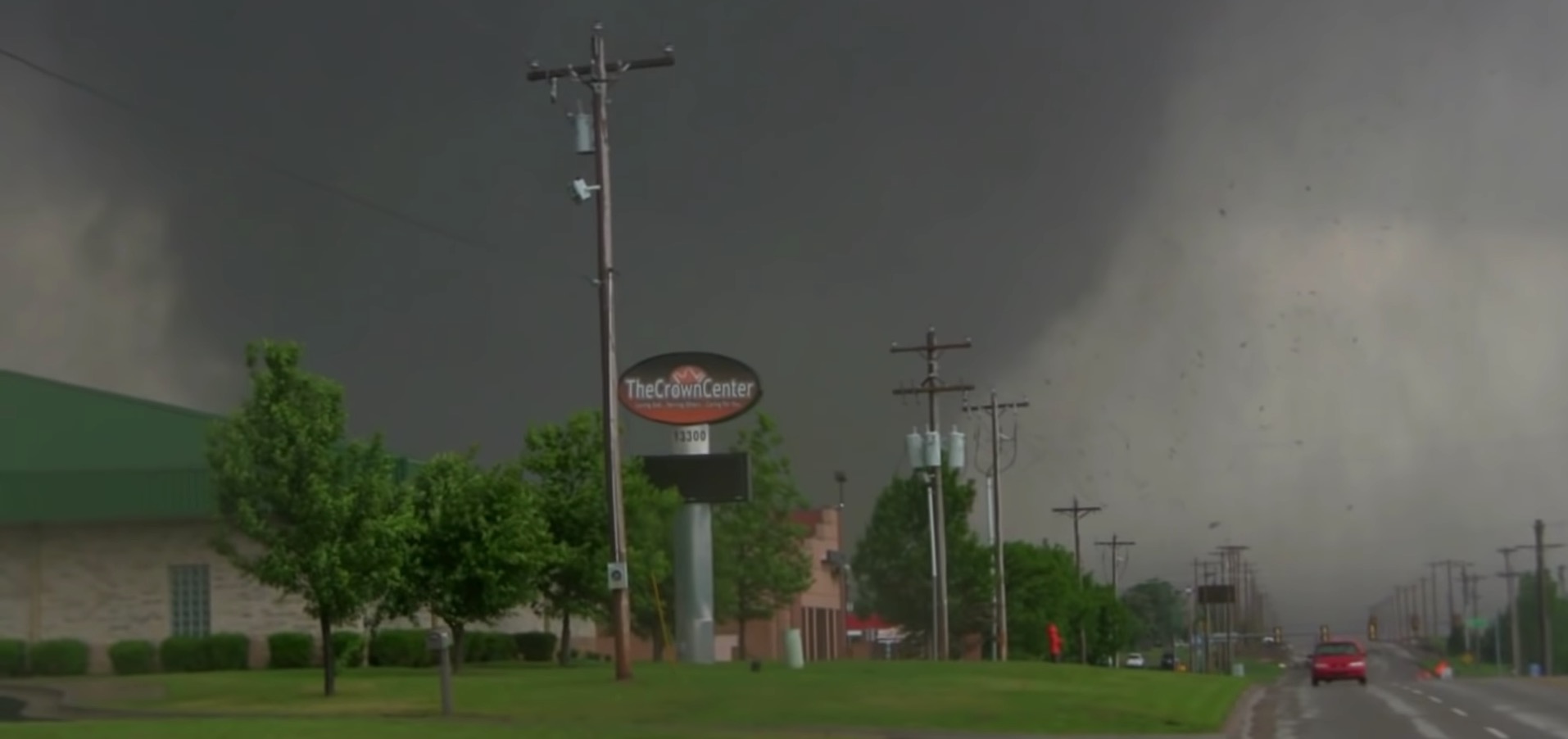 Tornado destrói comunidade em Oklahoma e mata pelo menos duas pessoas