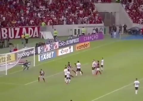 Sob protestos, Flamengo marca dois gols no final e vira sobre o Athletico-PR