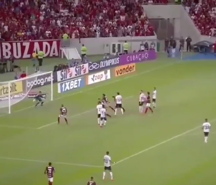 Sob protestos, Flamengo marca dois gols no final e vira sobre o Athletico-PR