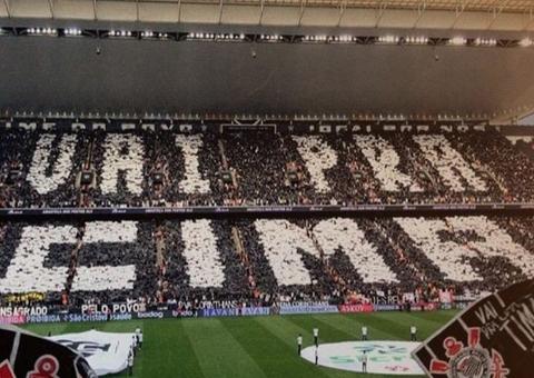Corinthians bate São Paulo, sobe para 3º e segue sem perder do rival em sua arena