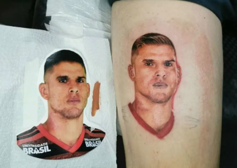 Torcedor tatua rosto de volante do Flamengo na coxa