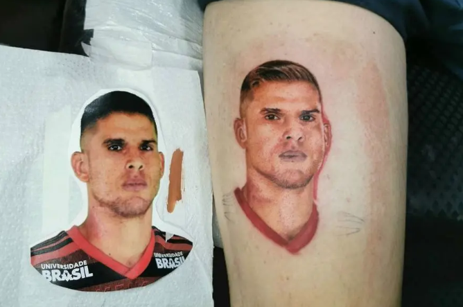 Torcedor tatua rosto de volante do Flamengo na coxa