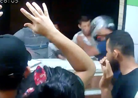 Vídeo: Assaltantes invadem pizzaria, rendem funcionários e homem reage em Manaus 