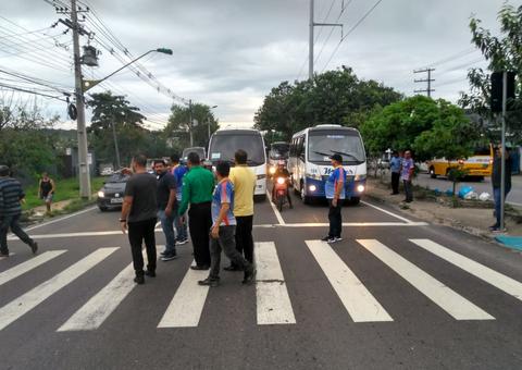 Trabalhadores do transporte especial fazem protesto e trânsito complica em Manaus