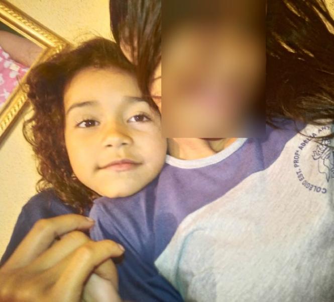 Criança de cinco anos morre após ser baleada dentro de casa 