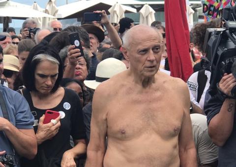 De sunga vermelha, Suplicy participa de ato contra a violência 