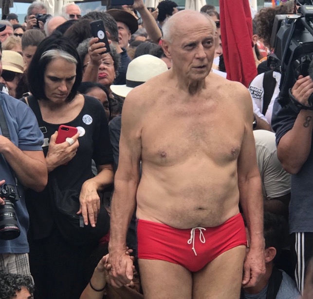 De sunga vermelha, Eduardo Suplicy participa de ato contra a violência 